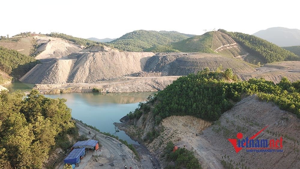 Cuối tháng 8/2015, UBND xã Quảng La có văn bản đề nghị UBND huyện Hoành Bồ cho triển khai dự án xây nghĩa trang Đồng Khuôn. Đầu tháng 9/2015, huyện Hoành Bồ có văn bản báo cáo, đề xuất UBND tỉnh xin chủ trương thực hiện và được chấp thuận vào ngày 15/9/2015 bằng văn bản.
