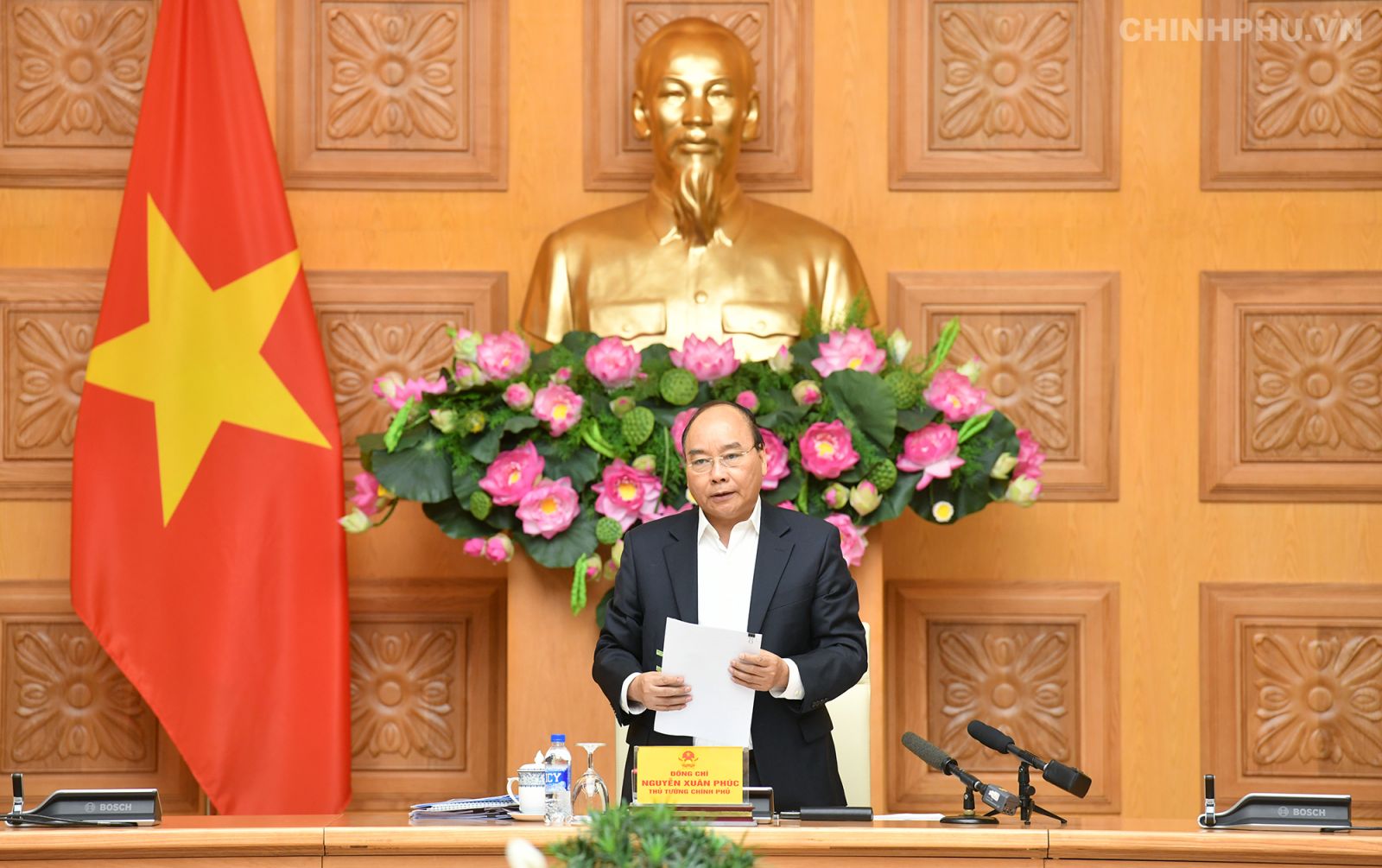 Thủ tướng Nguyễn Xuân Phúc chủ trì phiên họp Tiểu ban Kinh tế - Xã hội. Ảnh VGP/Quang Hiếu