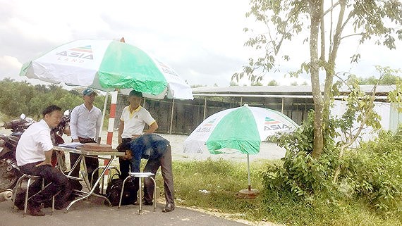 Nhân viên môi giới tại một dự án phân lô bán nền xã Phước Tân, TP. Biên Hòa.
