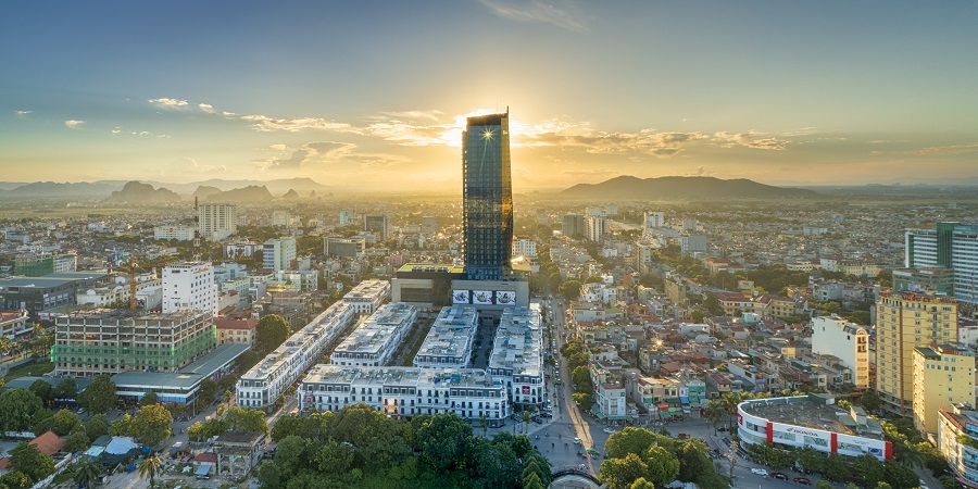Vinpearl Hotel Thanh Hóa được ví von như “trái tim thành phố” với 4 mặt tiền hướng ra các tuyến phố lớn.Tòa tháp cao 33 tầng kiến tạo tầm nhìn “độc nhất vô nhị” ôm trọn toàn cảnh một thành phố năng động.