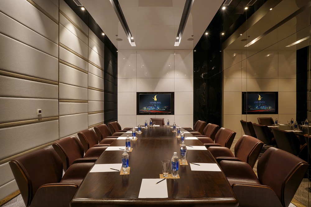 Không gian hội họp lý tưởng, tiện nghi, được trang bị đầy đủ thiết bị tối tân phục vụ những buổi đàm phán quan trọng hay cuộc họp video trực tuyến. 