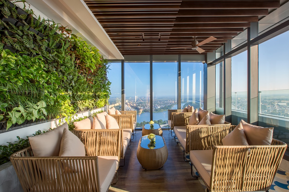 Sky bar trên tầng cao thu trọn vẻ đẹp của thành phố là nơi các doanh nhân thư giãn hay gặp gỡ đối tác