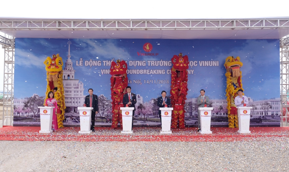 Các đại biểu chính thức bấm nút động thổ Trường Đại học VinUni nằm trong Quần thể Đại Đô thị VinCity Ocean Park, Gia Lâm, Hà Nội