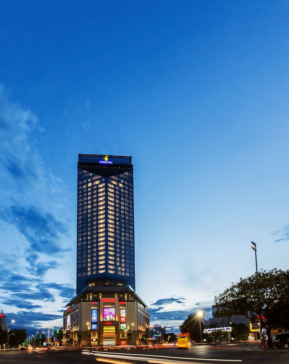 Vinpearl Hotel Huế cao 33 tầng toạ lạc tại trung tâm ngã 6 huyết mạch của Cố đô với kiến trúc tháp hình chữ V hiện đại và sang trọng.