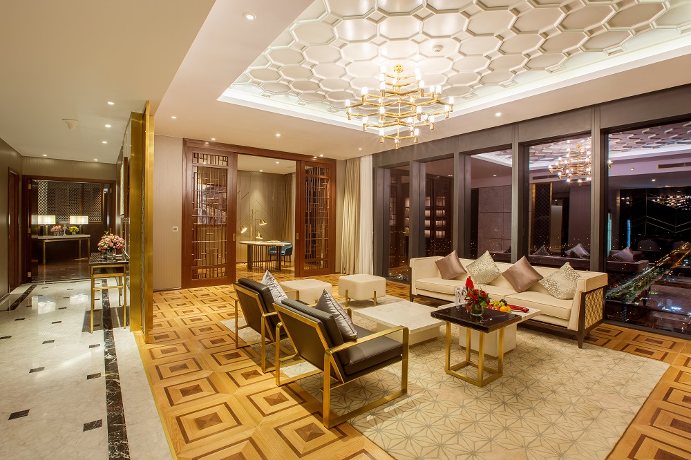 Vinpearl Hotel Huế có 213 phòng nghỉ tiện nghi tiêu chuẩn 5 sao quốc tế với thiết kế đậm nét truyền thống lấy cảm hứng từ họa tiết vảy rồng đặc trưng của đất kinh thành.