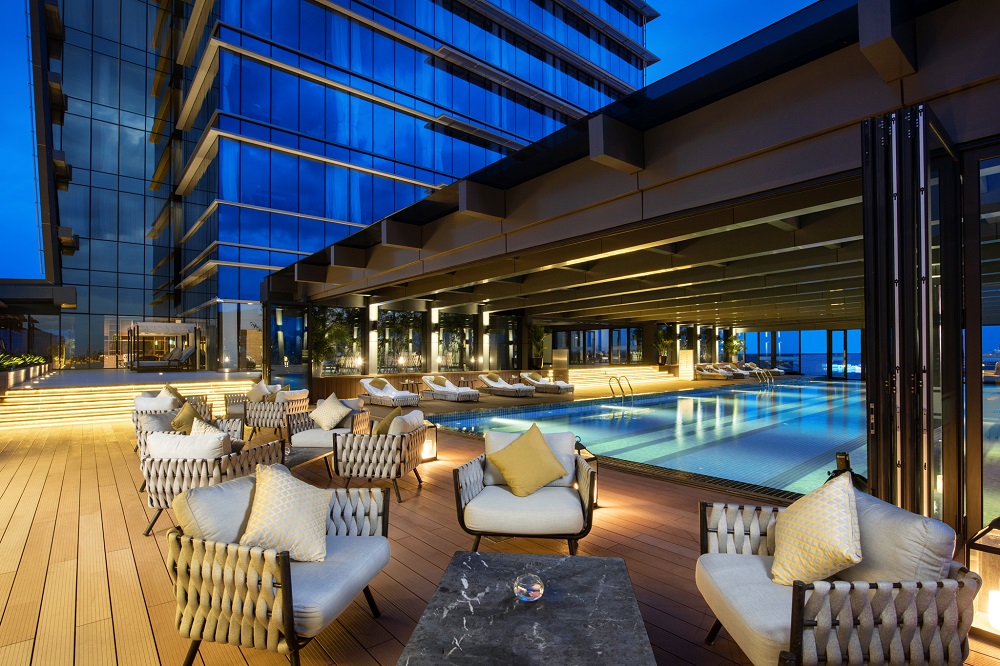 Bể bơi 4 mùa tại Vinpearl Hotel Thanh Hóa với tầm nhìn khoáng đạt toàn thành phố trên cao, cộng hưởng với sự thú vị của nhiều mực nước sẽ là một trải nghiệm lí thú khi đến với khách sạn Vinpearl Hotel Thanh Hóa.