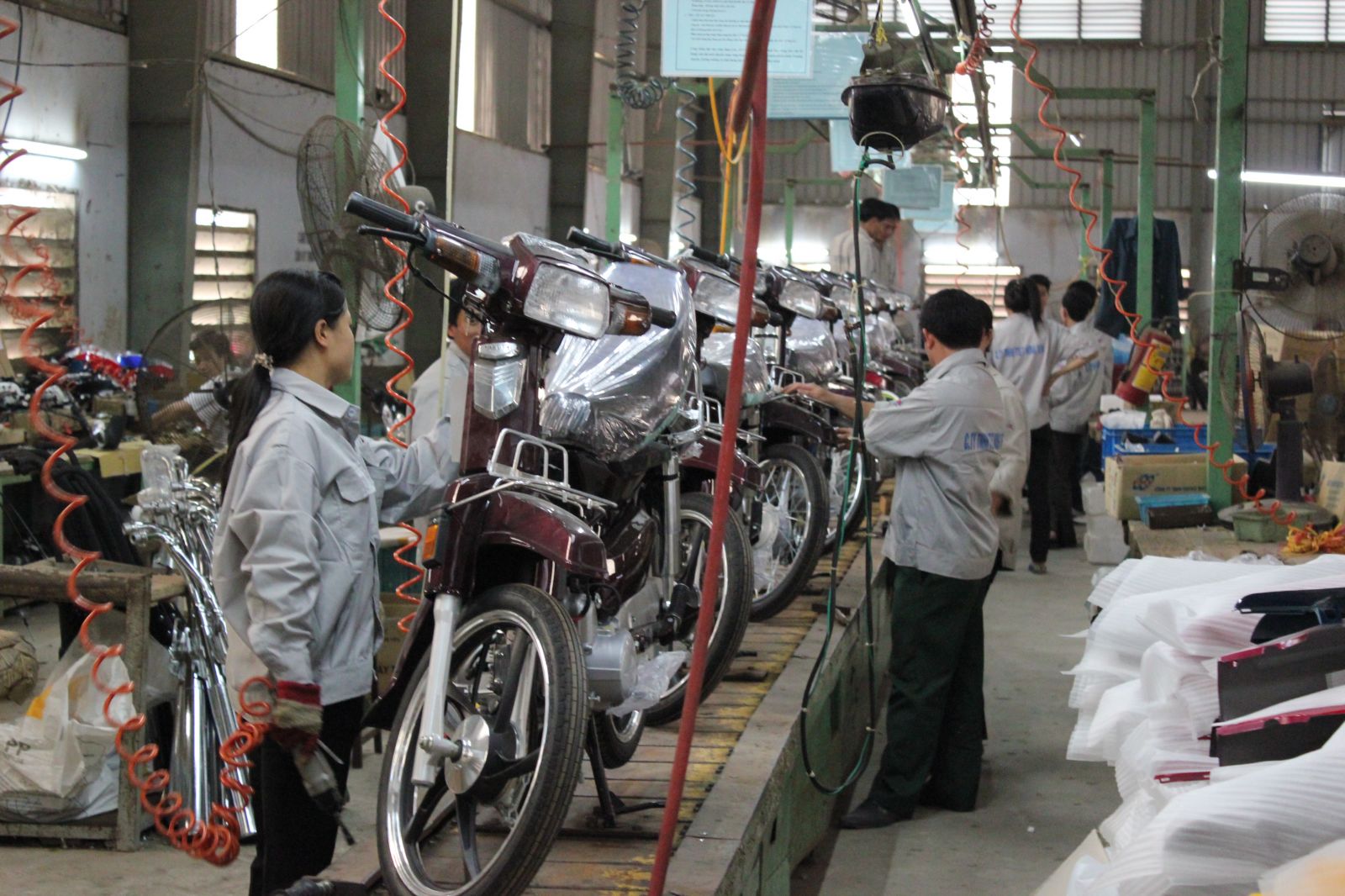 Dây chuyền lắp ráp phụ tùng xe máy tại Công ty TNHH T&T Hưng Yên (năm 1998)