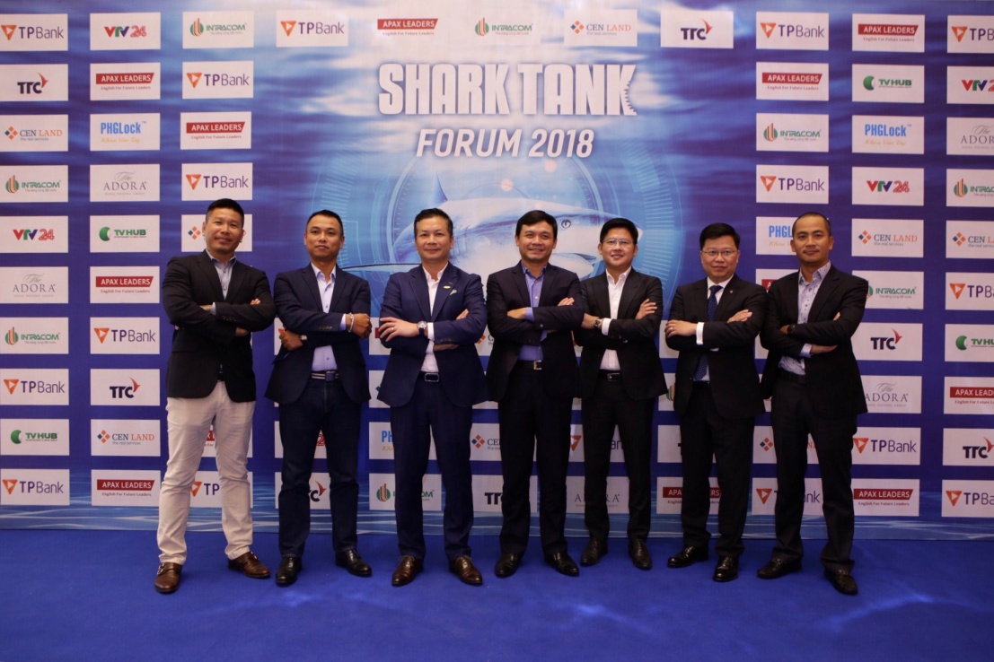 Tổng giám đốc TPBank – ông Nguyễn Hưng (đứng thứ 2 từ phải qua) cùng các Shark và diễn giả tại Shark Tank Forum ngày 17/11/2018 tại TP.HCM.