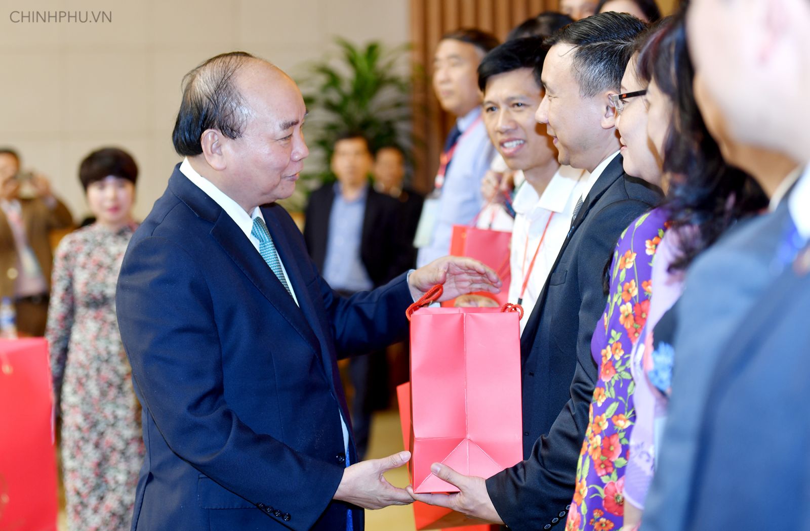 Thủ tướng Nguyễn Xuân Phúc tặng quà các nhà giáo - Ảnh: VGP/Quang Hiếu