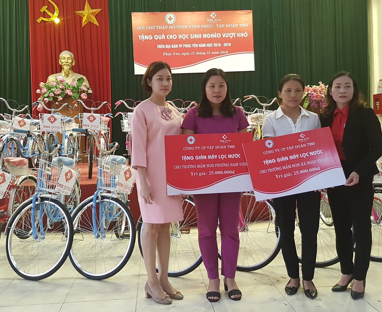 Bà Nguyễn Thủy Tiên - Giám đốc Kinh doanh Tập đoàn TMS (ngoài cùng bên trái) trao máy lọc nước cho 2 trường mầm non.