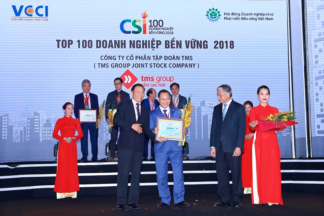 Ông Nguyễn Việt Thung - Tổng Giám đốc Tập đoàn TMS nhận vinh danh Doanh nghiệp bền vững Việt Nam 2018