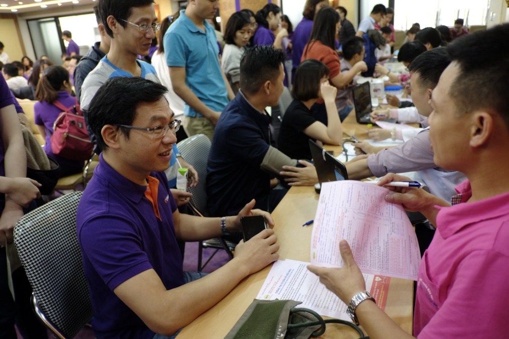 Phó TGĐ – Giám đốc Khối ngân hàng cá nhân Đinh Văn Chiến tại bàn kiểm tra sức khỏe trước khi hiến máu.