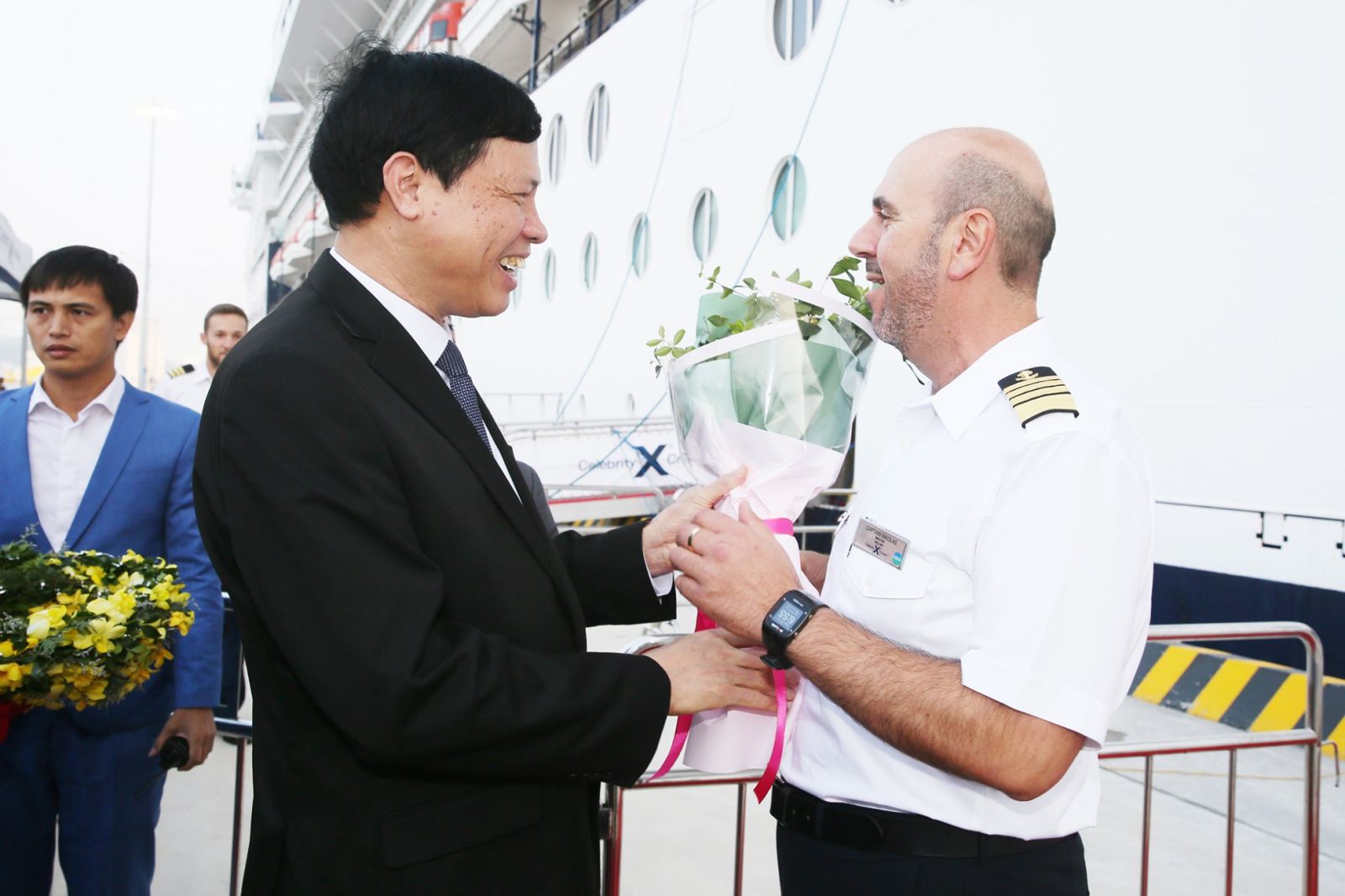 Lãnh đạo tỉnh Quảng Ninh tặng hoa cho thuyền trưởng tàu Celebrity Millennium.