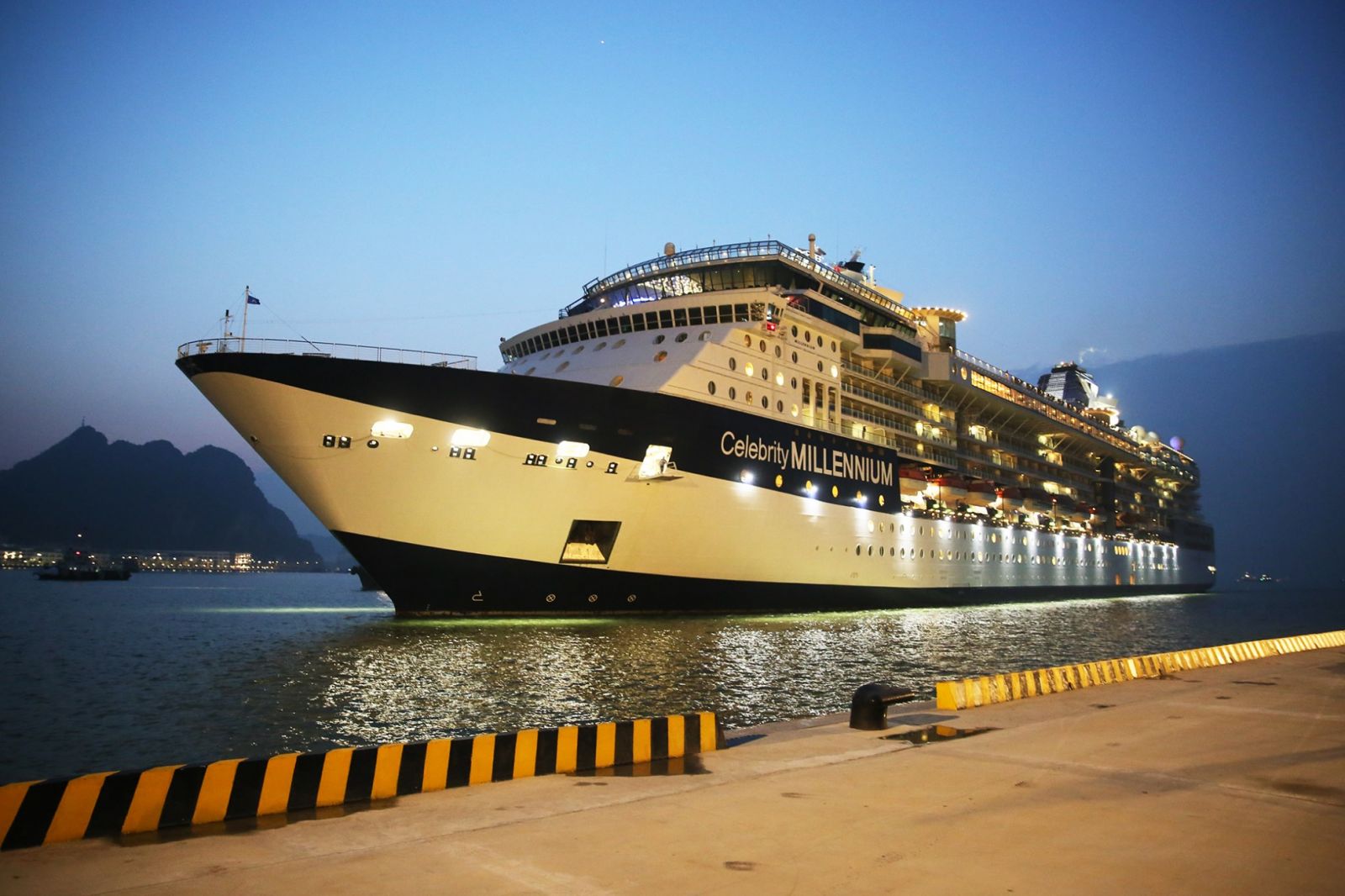 Tàu Celebrity Millennium cập Cảng tàu khách quốc tế Hạ Long.