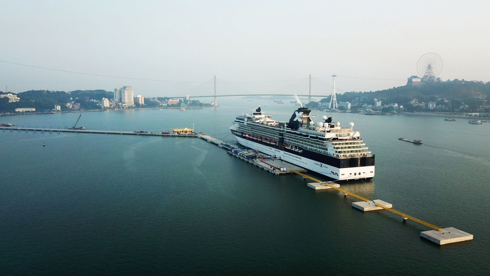 Tàu Celebrity Millennium đưa hơn 2.000 hành khách và gần 1.000 thủy thủ đoàn thuộc nhiều quốc tịch đến tham quan Vịnh Hạ Long và các điểm du lịch ở Quảng Ninh.