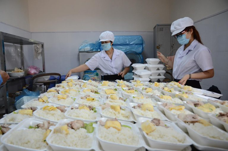 Những xuất cơm được chuẩn bị cho bệnh nhân tại Bệnh viện K cơ sở 2, trong chương trình “Cơm từ thiện – Tấm lòng thơm thảo”