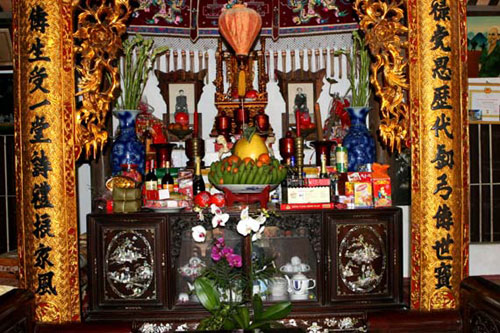 Trong ngôi nhà truyền thống của người Việt, nơi thờ cúng tổ tiên được đặt ở vị trí trang trọng nhất - gian chính giữa trong ngôi nhà ba gian hoặc năm gian.