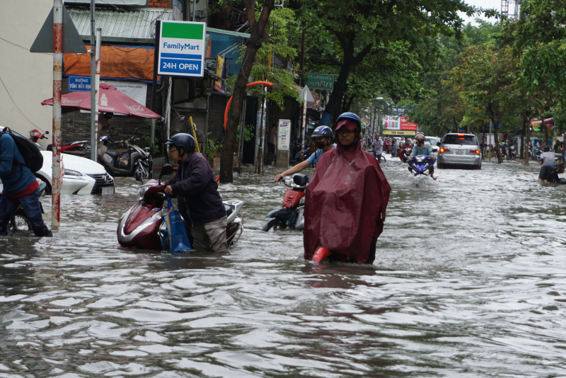 Đường Quốc Hương, phường Thảo Điền, quận 2 sau cơn mưa ngày 26/11.
