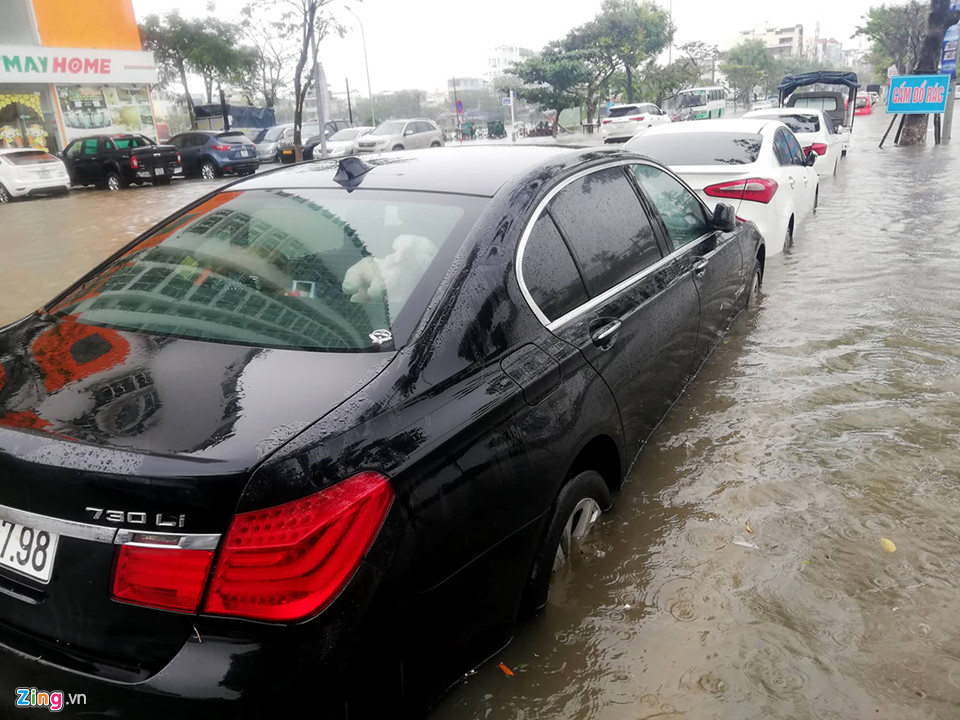 Hàng chục xe sang bị ngập nước tại chung cư Hoàng Anh Gia Lai. Hơn 15 ôtô và gần 100 xe máy bị chìm ở hầm chung cư này, trong đó có 2 chiếc ôtô hiệu Range Rover, một chiếc BMW.