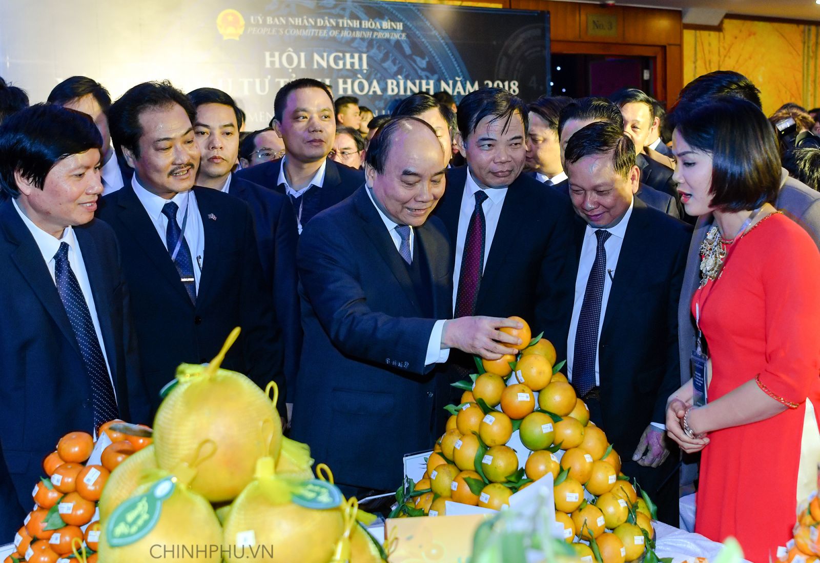 Thủ tướng thăm gian hàng giới thiệu nông sản tại Hội nghị. Ảnh: VGP/Quang Hiếu