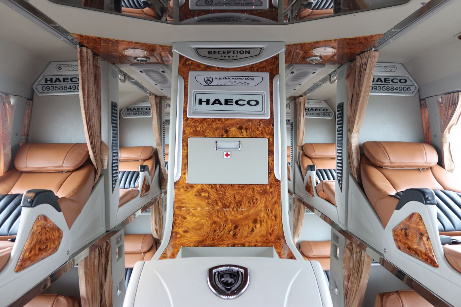 Nội thất xe HAECO Limousine thứ 150 được làm lại vô cùng tiện nghi, sang trọng và đẳng cấp
