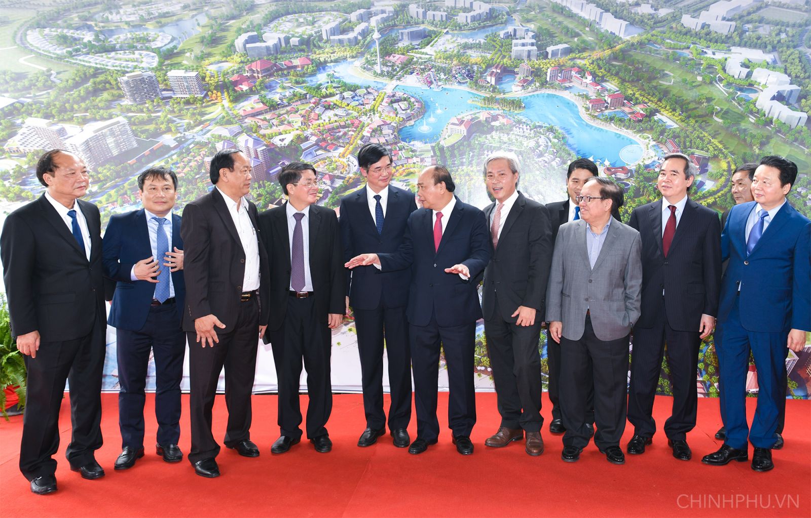Thủ tướng trao đổi về tiến độ xây dựng Dự án khu nghỉ dưỡng Nam Hội An. Ảnh: VGP/Quang Hiếu