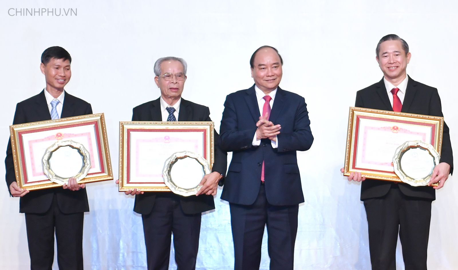 Thủ tướng trao Bằng khen cho các cá nhân có nhiều đống góp trong xây dựng Khu kinh tế mở Chu Lai. Ảnh: VGP/Quang Hiếu