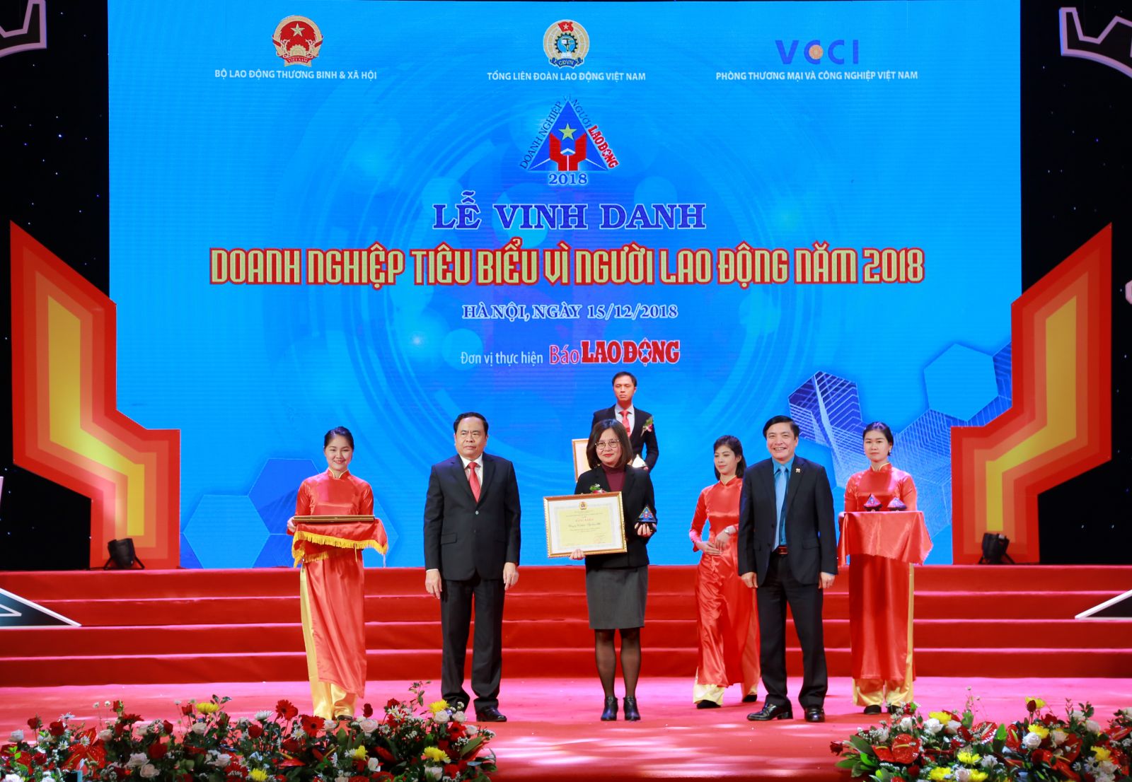 Bà Trần Tuyết Nhung – Phó TGĐ Tập đoàn BRG nhận bằng khen của Tổng liên đoàn Lao động Việt Nam