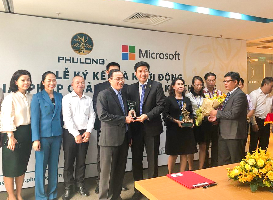 Đại diện Microsoft Việt Nam trao kỷ niệm chương cho đại diện Phú Long
