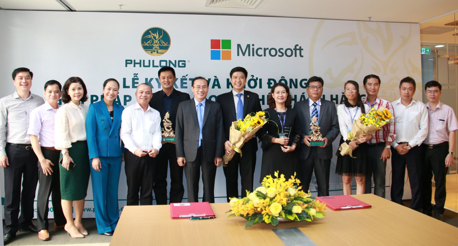 Lãnh đạo Phú Long và Microsoft Việt Nam chụp ảnh lưu niệm