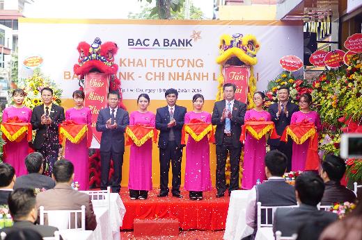 Nghi thức cắt băng khai trương Bac A Bank – chi nhánh Lào Cai đã diễn ra long trọng với sự có mặt của Giám đốc Ngân hàng Nhà nước tỉnh Lào Cai cùng khách hàng 