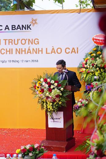 Ông Nguyễn Việt Hanh, Phó Tổng giám đốc Bac A Bank, công bố quyết định thành lập Bac A Bank Lào Cai