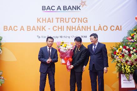 Ông Nguyễn Văn Khoa, Giám đốc Bac A Bank, chi nhánh Lào Cai nhận quyết định và hoa từ Ban Tổng Giám đốc