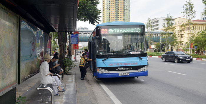 Xe buýt hoạt động trên đường Nguyễn Chí Thanh, Hà Nội. Ảnh: Công Hùng