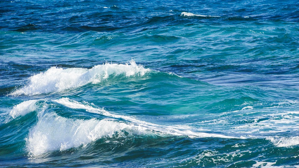 Tựa như cao thấp khi nhìn trên từng cơn sóng, nhìn ở tổng thể bản thân nước, thì làm gì có cao thấp...