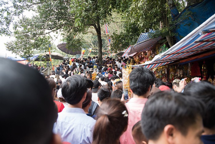 Vào mùa lễ hội, khu vực cầu thang xuống động Hương Tích thường xuyên ùn tắc (Ảnh VOV)