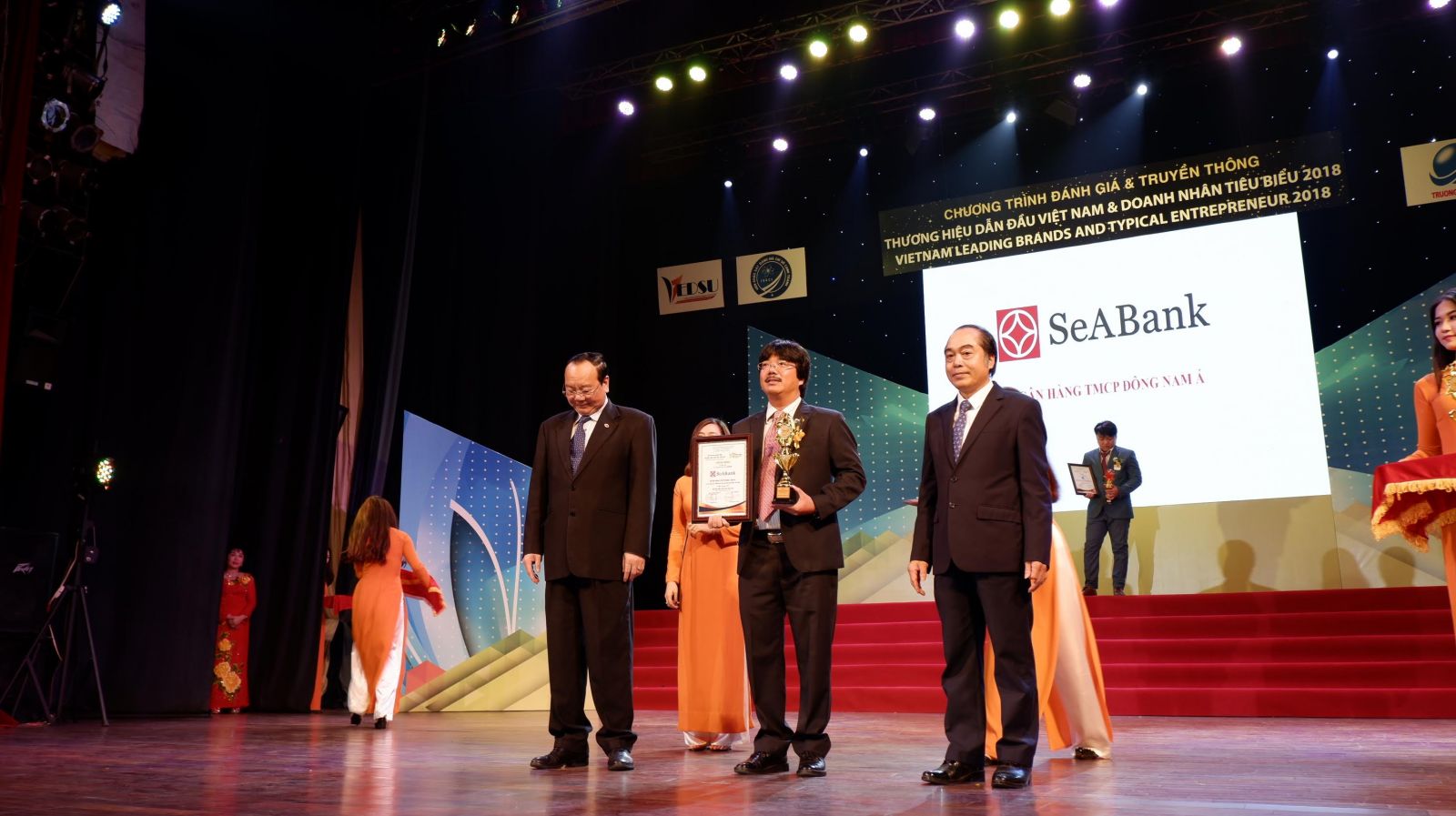 SeABank cũng vinh dự nhận giải thưởng “TOP 10 – Thương hiệu dẫn đầu Việt Nam – Vietnam Leading Brands 2018”