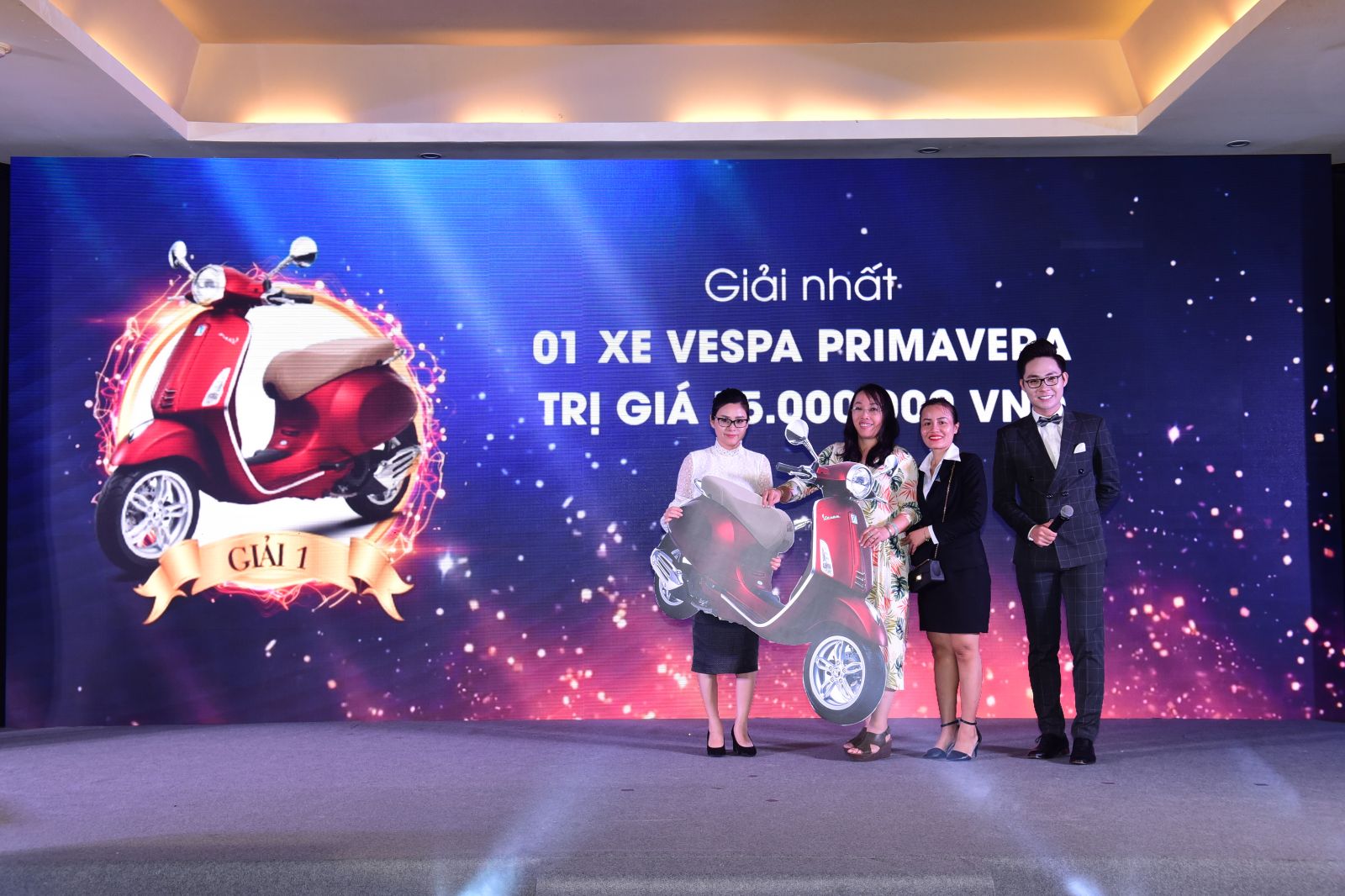 Khách hàng may mắn nhận giải thưởng Vespa Primavera trong chương trình rút thăm may mắn 
