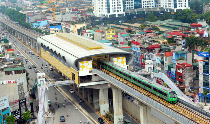 Đoàn tàu tuyến đường sắt Cát Linh - Hà Đông chạy thử qua đường Nguyễn Trãi. Ảnh: Huy Hùng