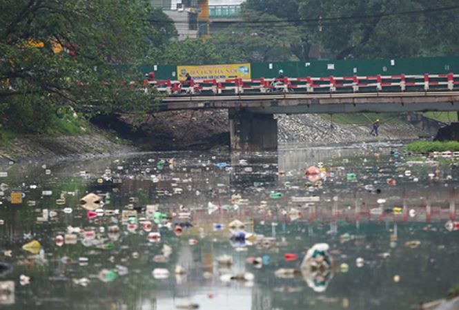 Sông Tô Lịch hiện bị ô nhiễm nghiêm trọng Ảnh: pv