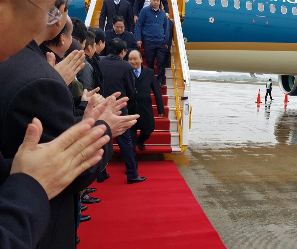 Thủ tướng Nguyễn Xuân Phúc đến sân bay Vân Đồn trên chuyến bay đầu tiên từ sân bay Nội Bài.