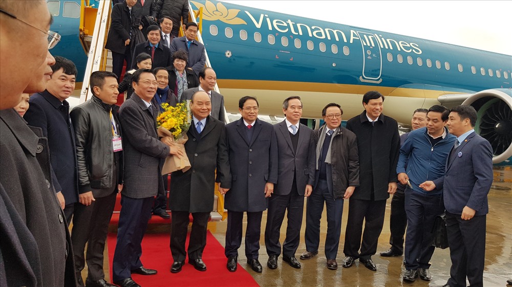 Bí thư tỉnh ủy Quảng Ninh Nguyễn Văn Đọc tặng hoa cho Thủ tướng Nguyễn Xuân Phúc.