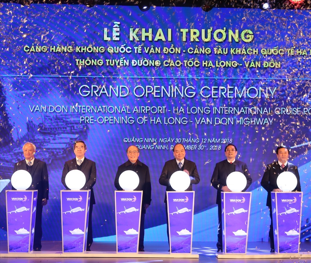 Thủ tướng Nguyễn Xuân Phúc ấn nút khánh thành Cảng hàng không quốc tế Vân Đồn.