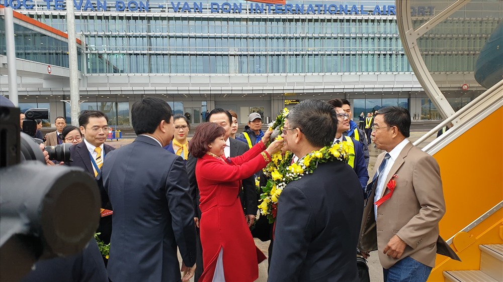 Lãnh đạo tỉnh Quảng Ninh tặng hoa cho những vị khách trên chuyến bay đầu tiên