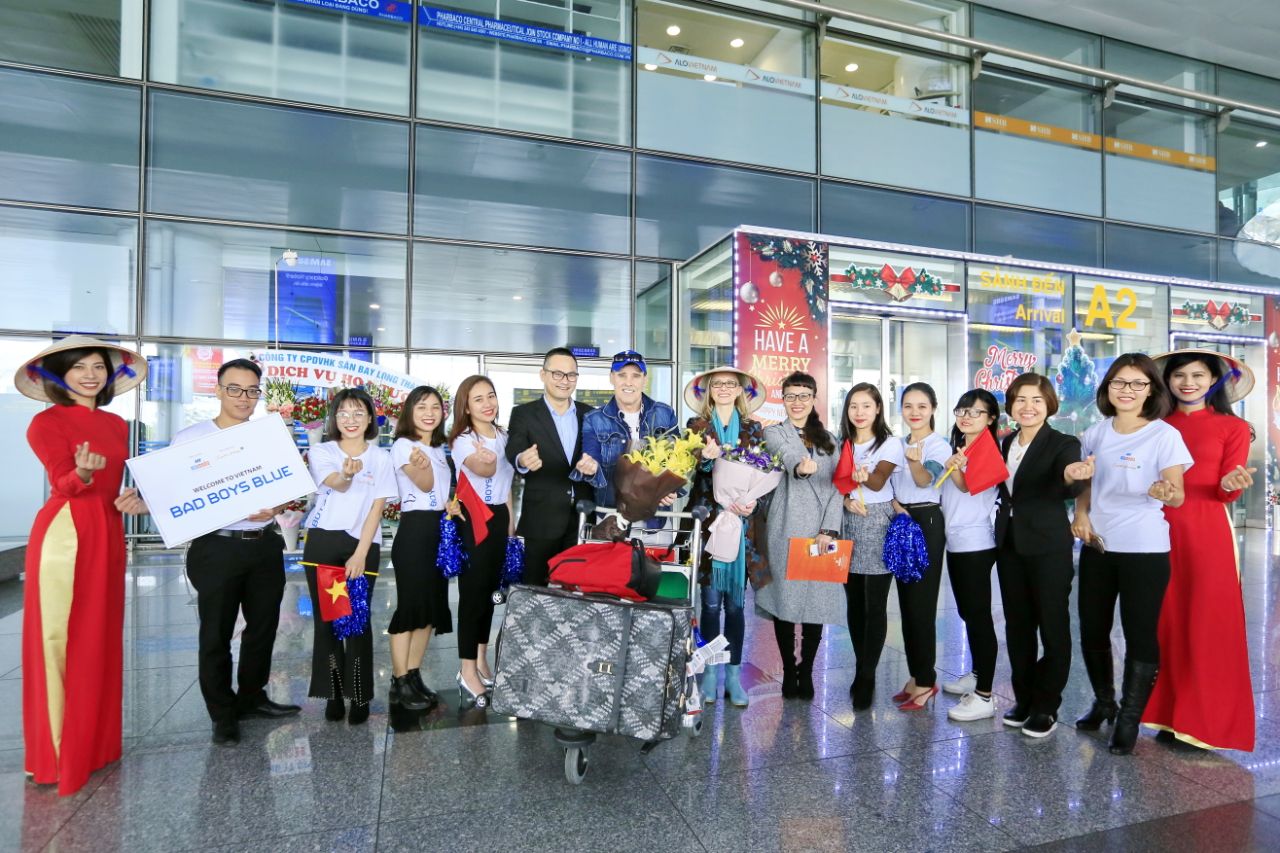 Đại diện nhà tổ chức và fan Việt sẵn sàng chào đón Bad Boys Blue tại sân bay
