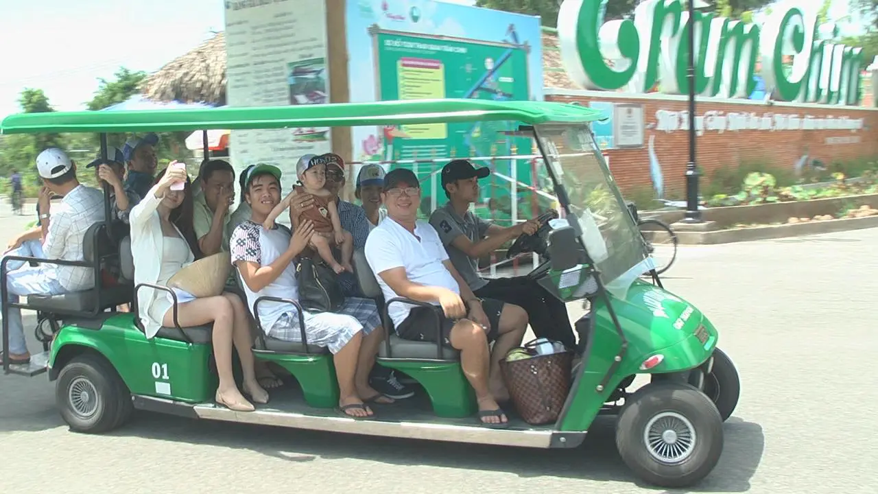 Du khách tham quan Vườn Quốc gia Tràm Chim bằng xe ô tô điện