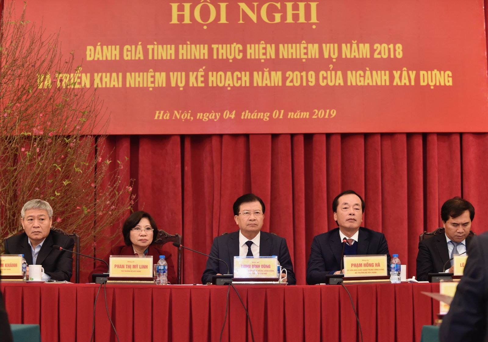 Phó Thủ tướng Trịnh Đình Dũng tham dự Hội nghị triển khai nhiệm vụ 2019 của Bộ Xây dựng. Ảnh: VGP/Nhật Bắc