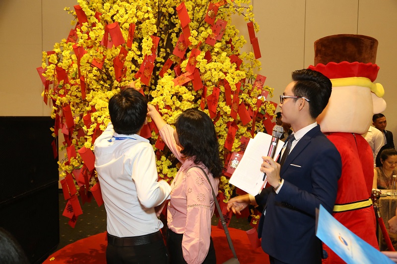 Hình ảnh khách hàng hái lộc vàng may mắn trong lễ công bố Sunshine City Sài Gòn