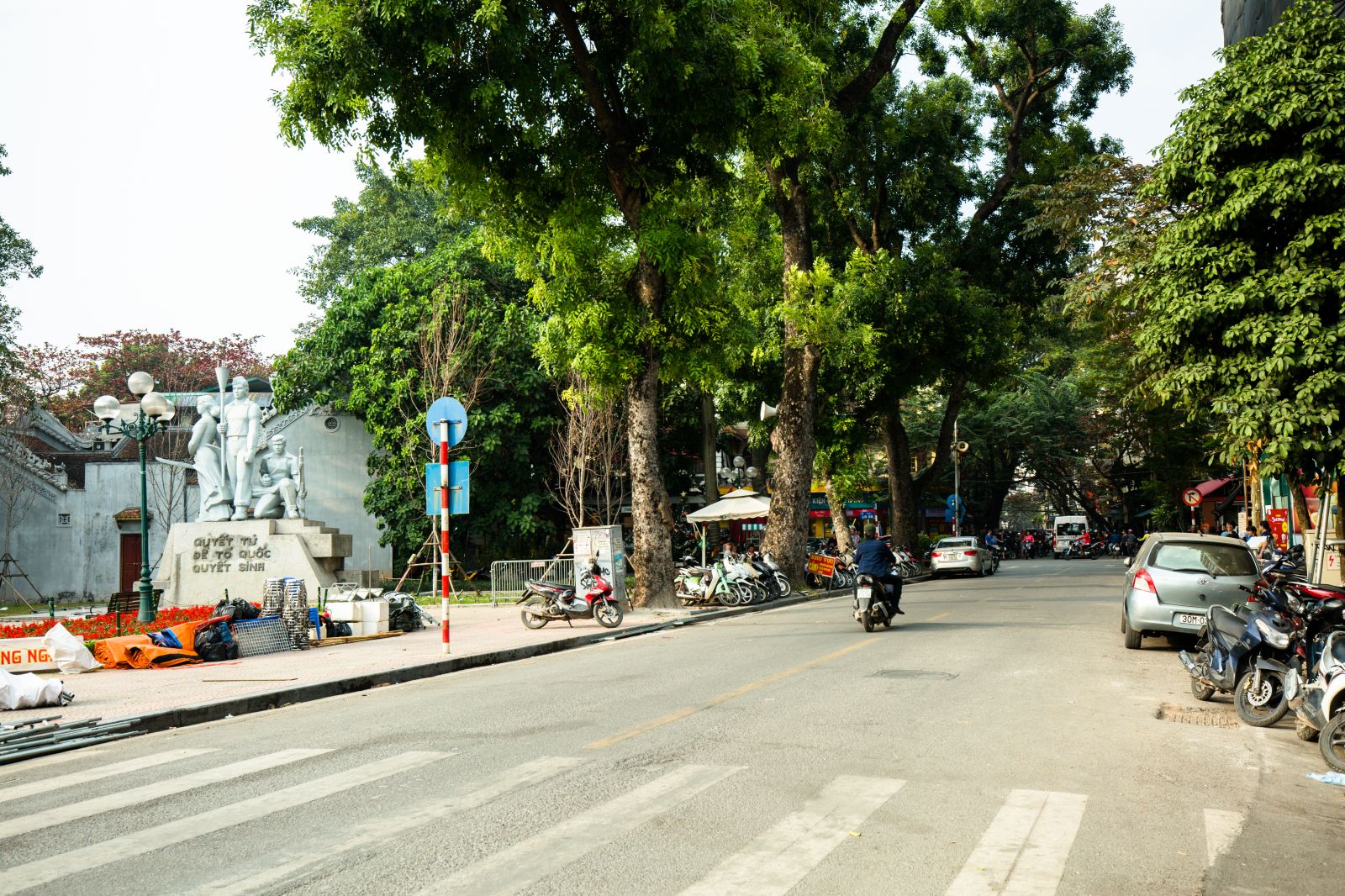Cửa số 4 ga ngầm C9 được bố trí phía sau tượng đài Cảm tử quân, dưới phố Hàng Dầu