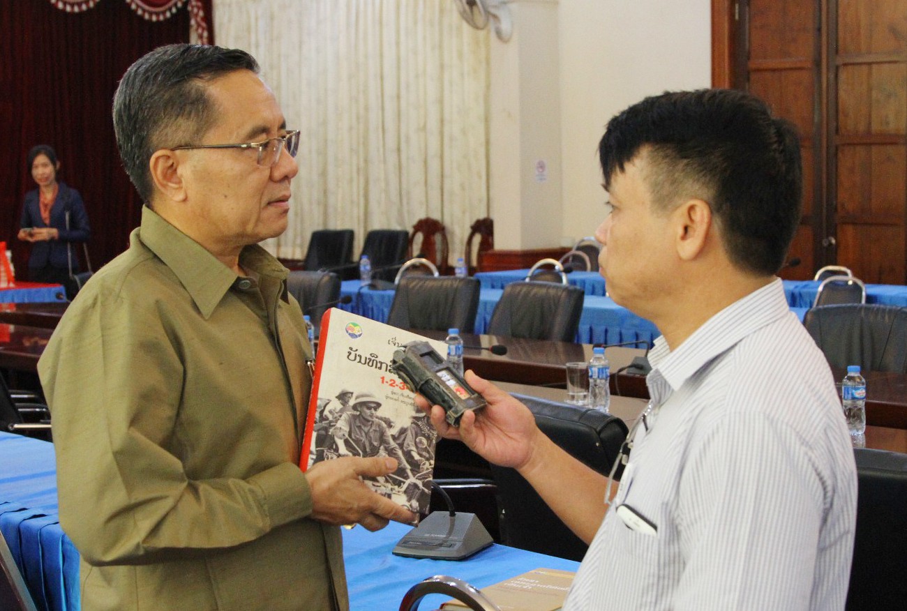 Ông Khamvisanh Keosouvanh- Trợ lý báo chí của Trưởng ban Tuyên huấn trung ương Đảng Nhân dân Cách mạng Lào trả lời phỏng vấn về cuốn sách của Nhà văn, Nhà báo Trần Mai Hạnh (ảnh: Cảnh Thanh- Phóng viên VOV thường trú tại Lào)